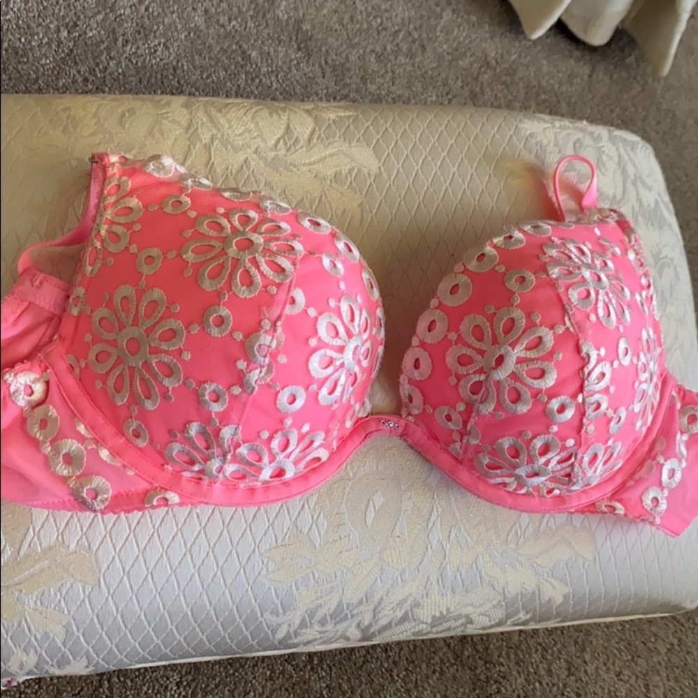 Victoria’s Secret pink push-up 32DD